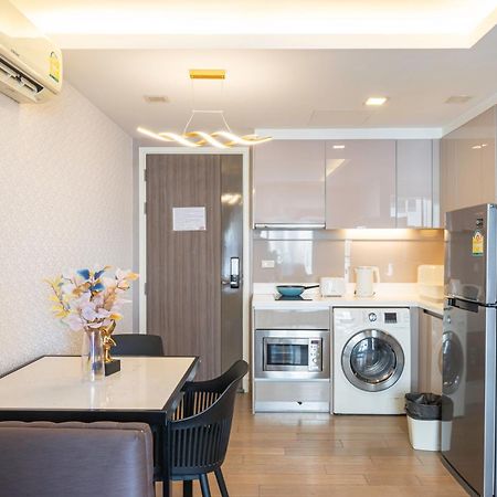 Dazzle Sukhumvit 7 By Lefoyer Apartamento Banguecoque Exterior foto