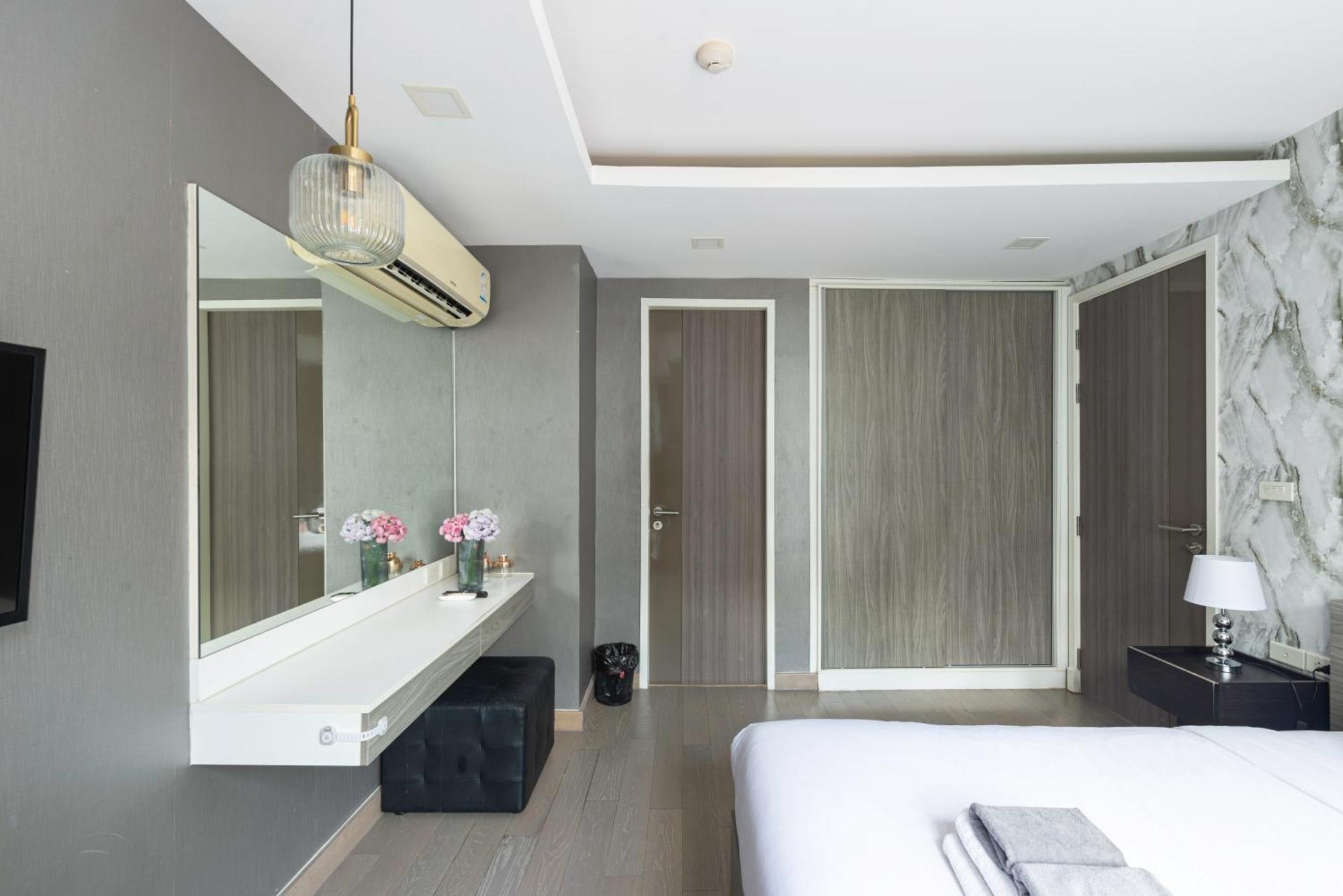 Dazzle Sukhumvit 7 By Lefoyer Apartamento Banguecoque Exterior foto