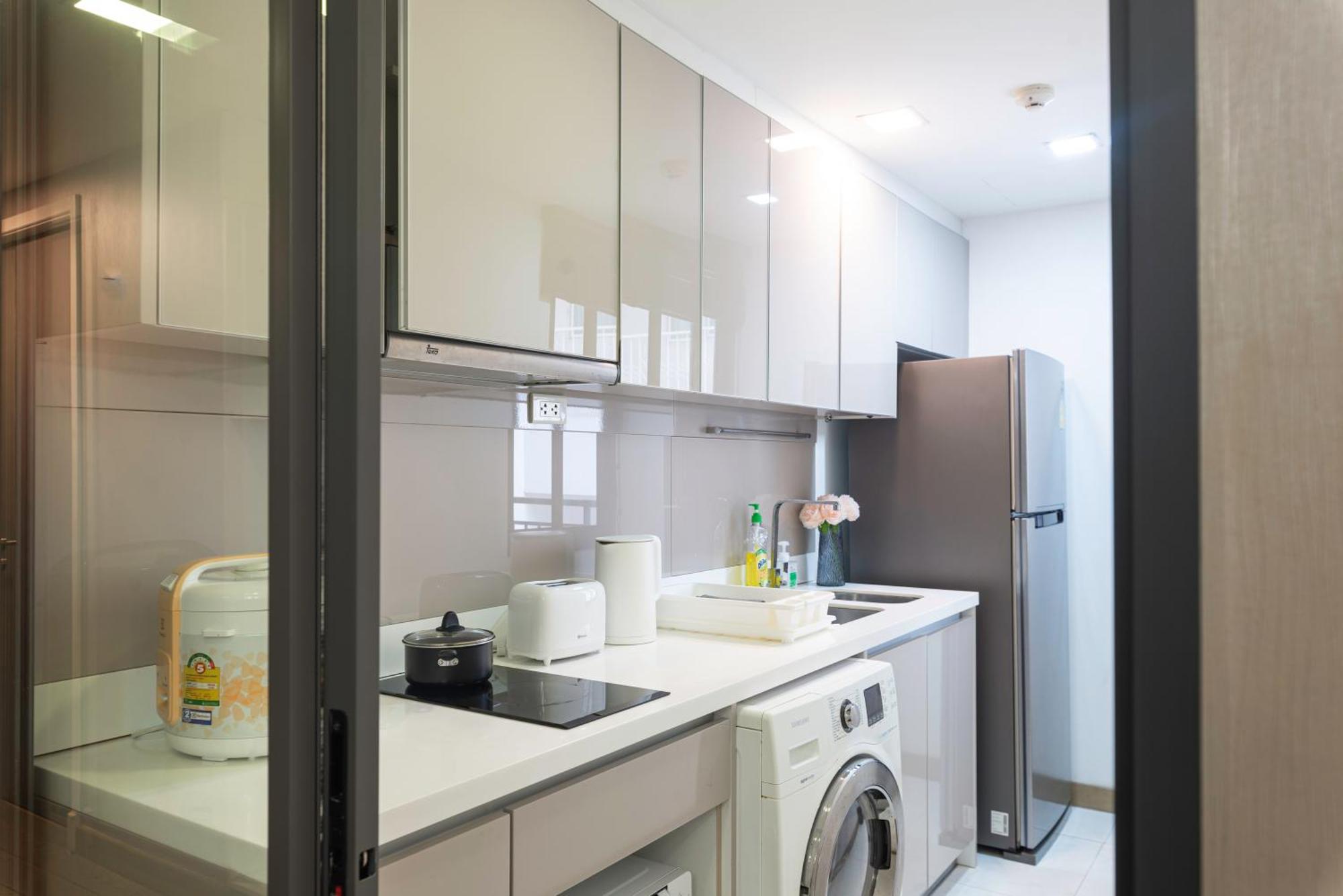 Dazzle Sukhumvit 7 By Lefoyer Apartamento Banguecoque Exterior foto