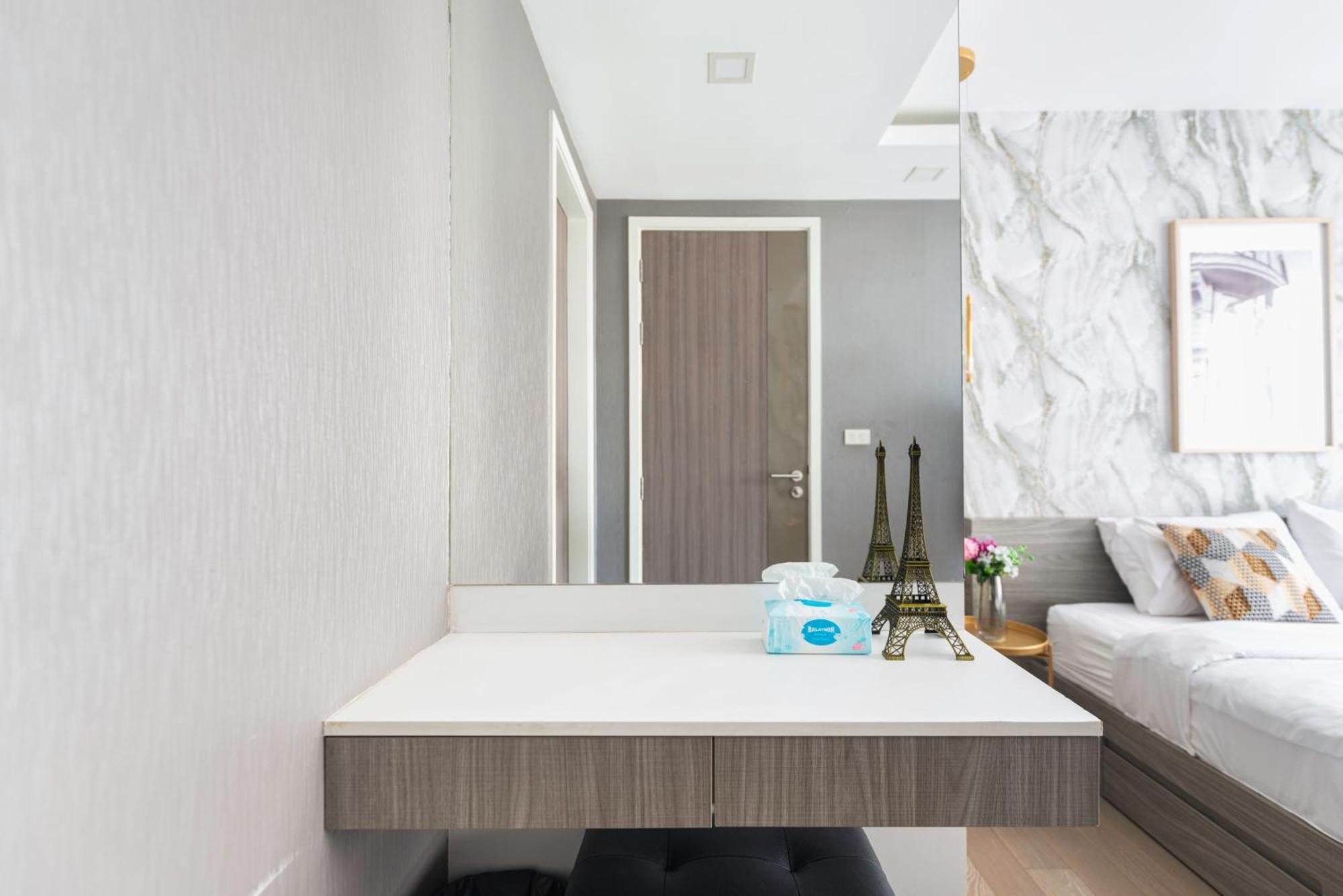 Dazzle Sukhumvit 7 By Lefoyer Apartamento Banguecoque Exterior foto
