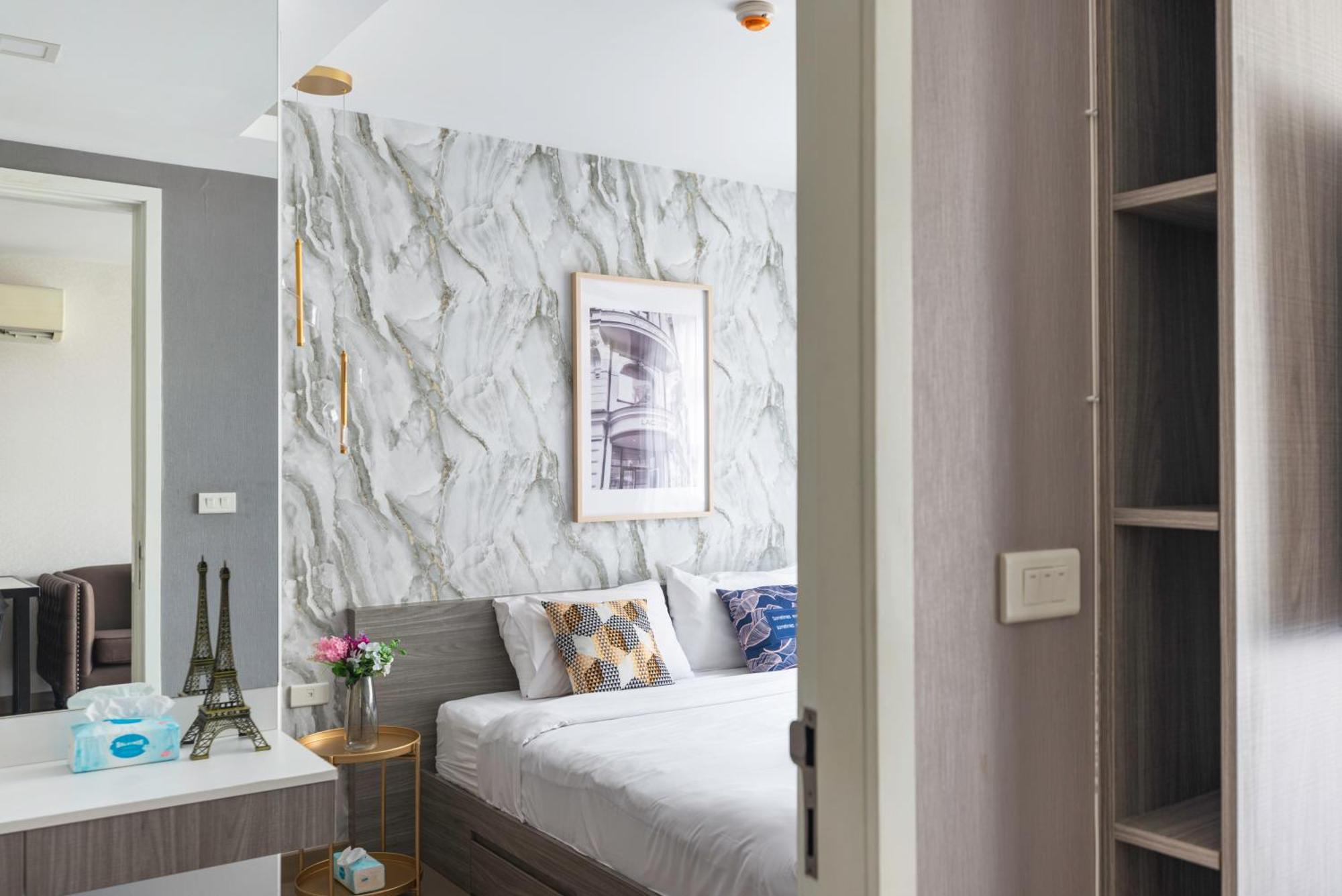 Dazzle Sukhumvit 7 By Lefoyer Apartamento Banguecoque Exterior foto