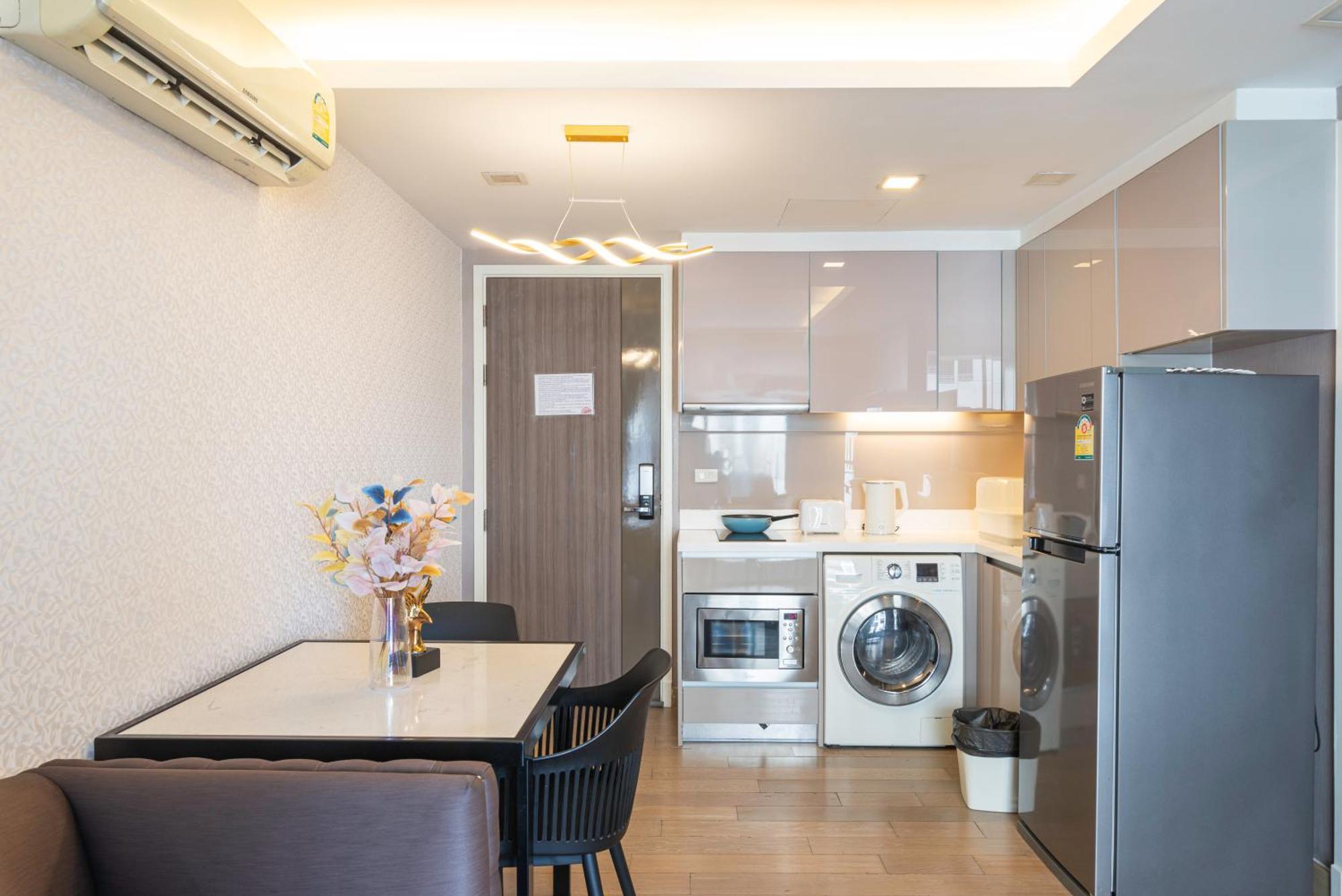 Dazzle Sukhumvit 7 By Lefoyer Apartamento Banguecoque Exterior foto