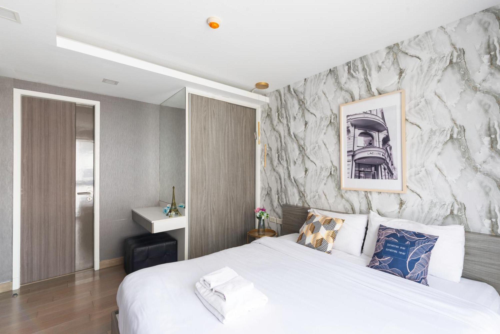 Dazzle Sukhumvit 7 By Lefoyer Apartamento Banguecoque Exterior foto