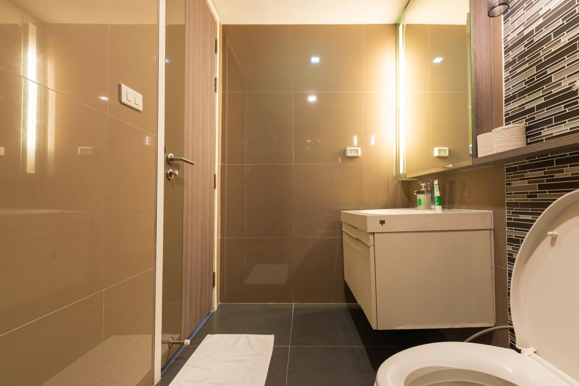 Dazzle Sukhumvit 7 By Lefoyer Apartamento Banguecoque Exterior foto
