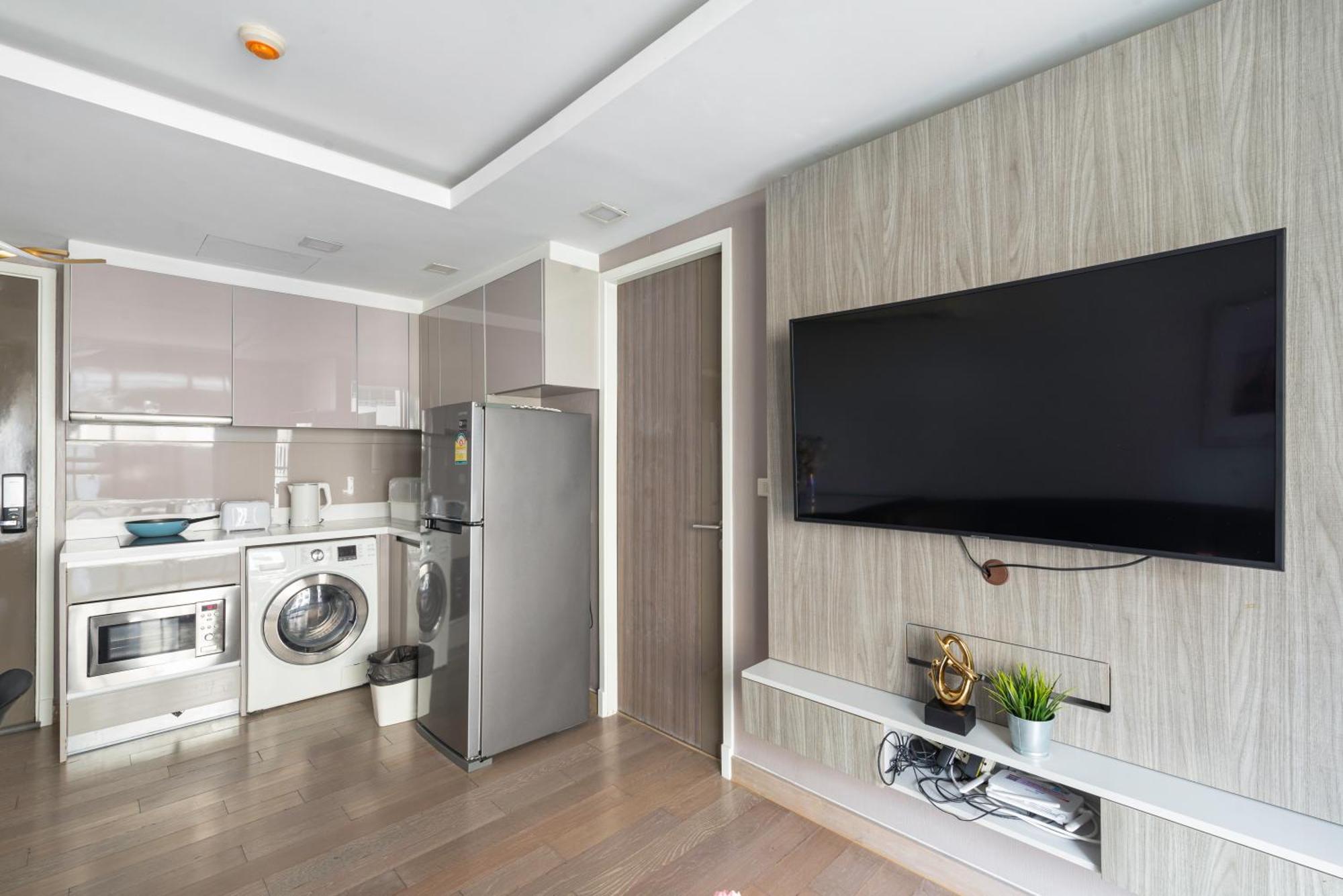 Dazzle Sukhumvit 7 By Lefoyer Apartamento Banguecoque Exterior foto