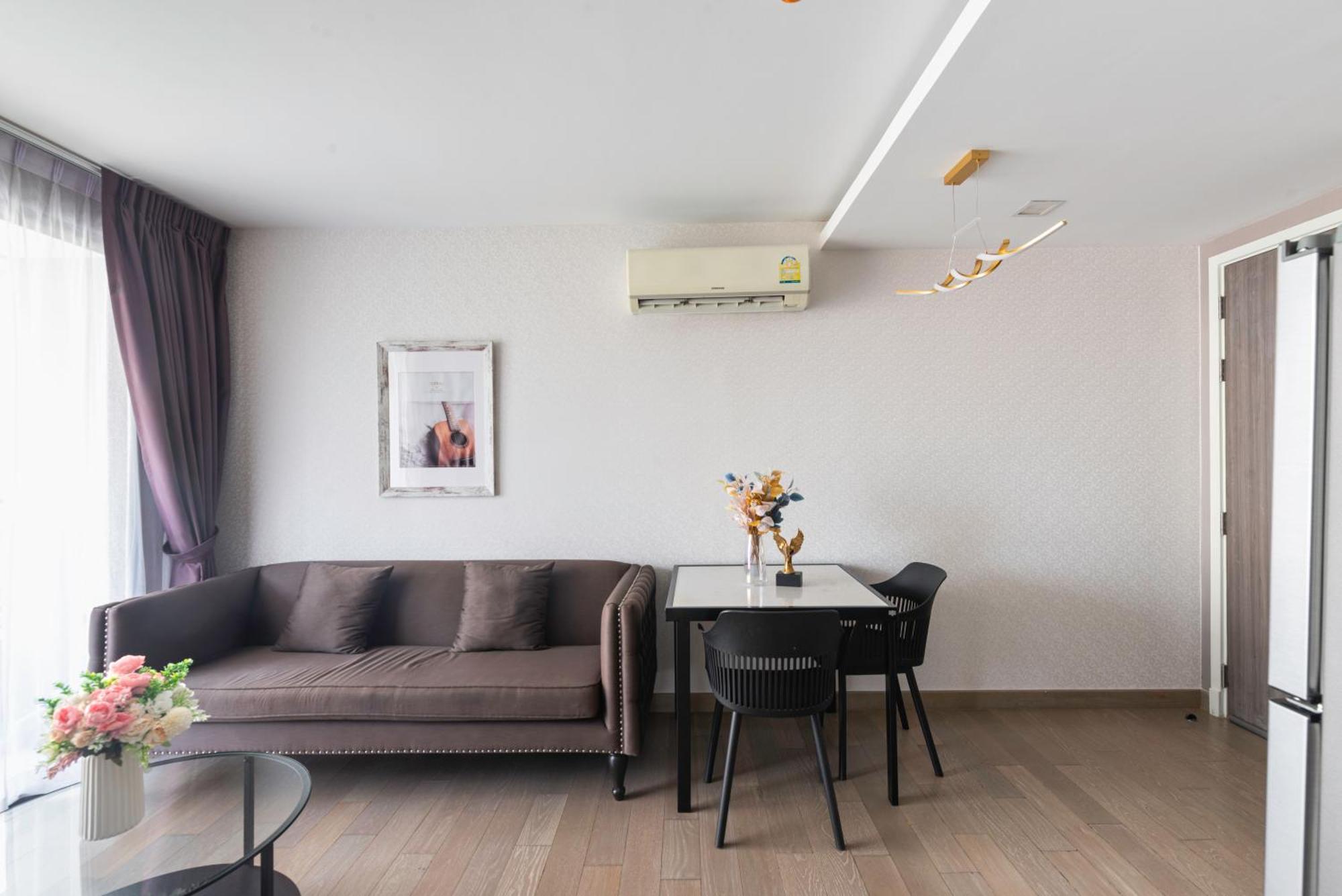 Dazzle Sukhumvit 7 By Lefoyer Apartamento Banguecoque Exterior foto