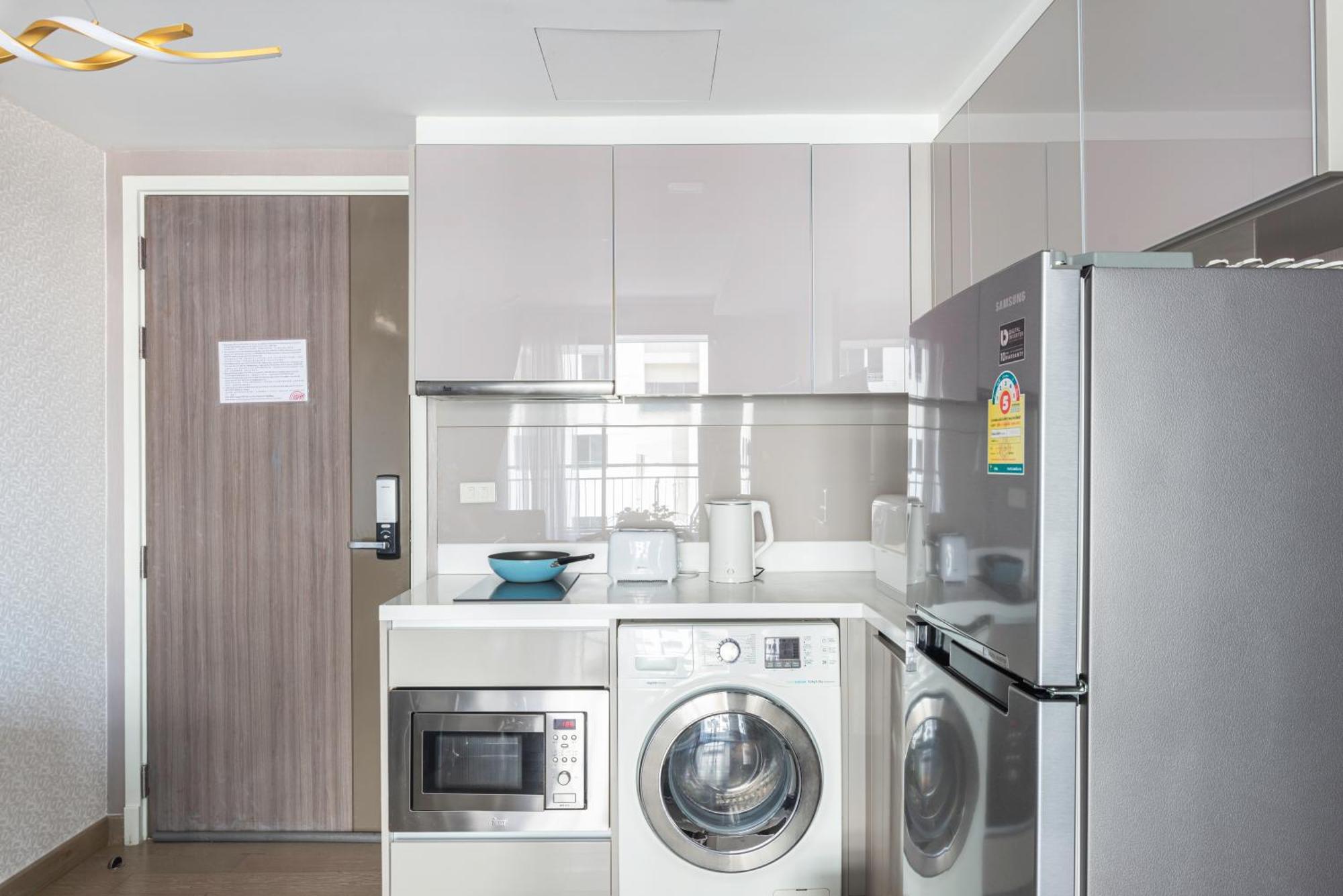 Dazzle Sukhumvit 7 By Lefoyer Apartamento Banguecoque Exterior foto